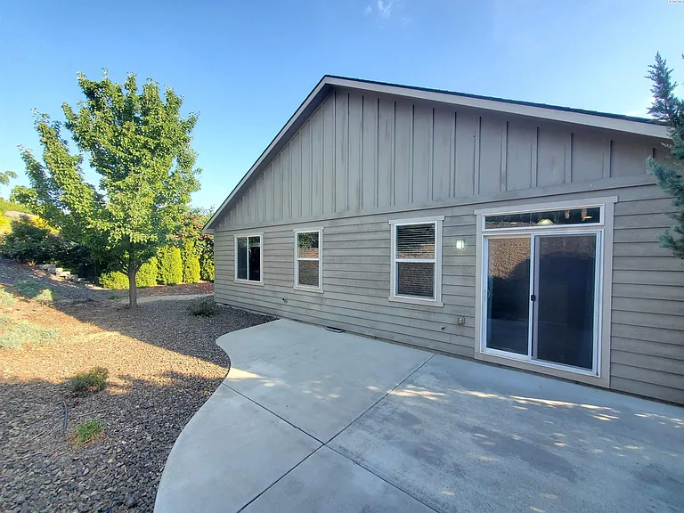 513 Jordan Ln — Photo 3