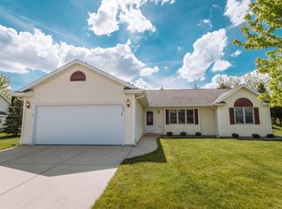 962 Hickory Creek Dr, Oconomowoc, WI 53066