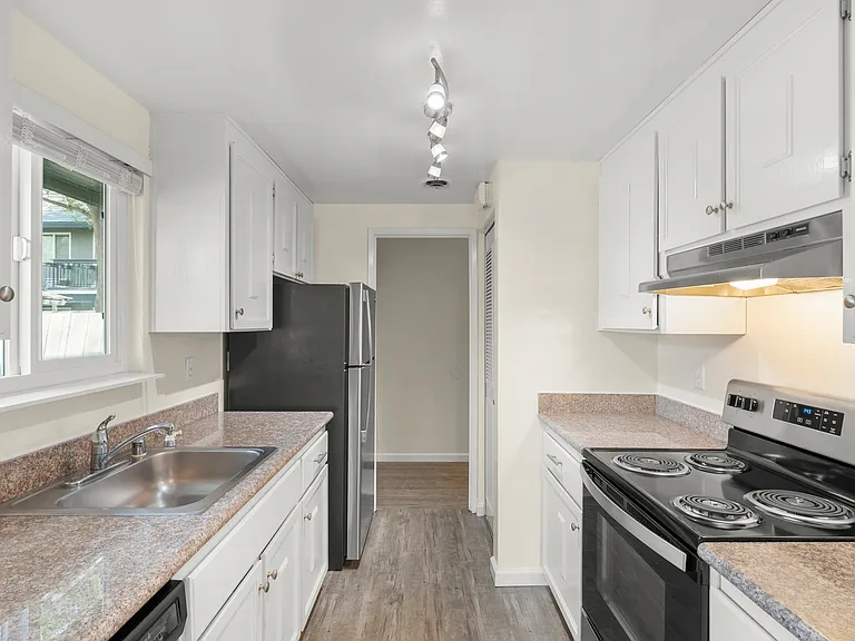 Sycamore Green Apartments — Photo 7