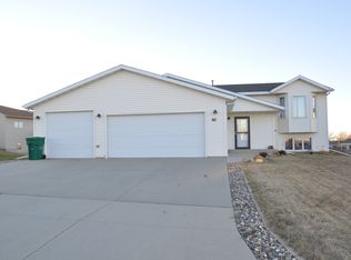 60 Haywood Dr, Bismarck, ND 58504
