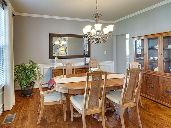 Crown moulding & wainscoting