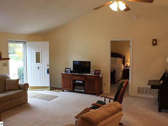 2nd image of 5 Parkstone Dr