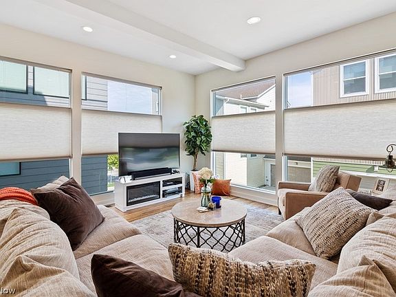 5th image of 706 University Ct