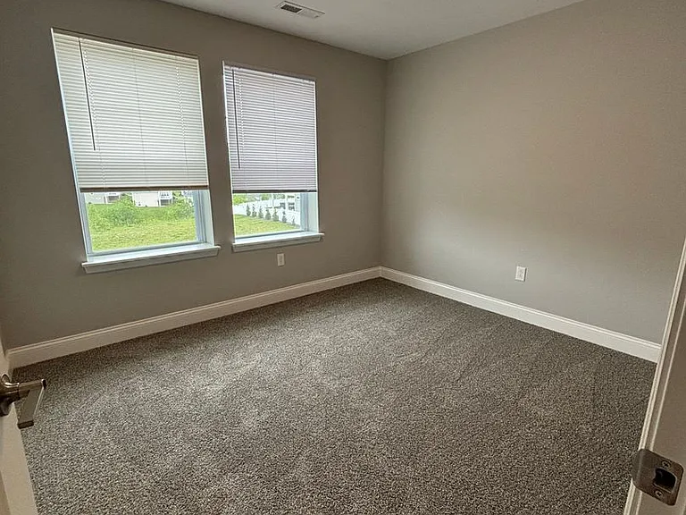 70 Hawthorne Dr — Photo 13