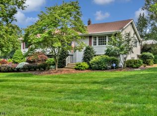 36 Saratoga Dr, Oakland, NJ 07436