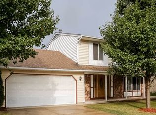 220 Briarwood Dr, Elgin, IL 60120