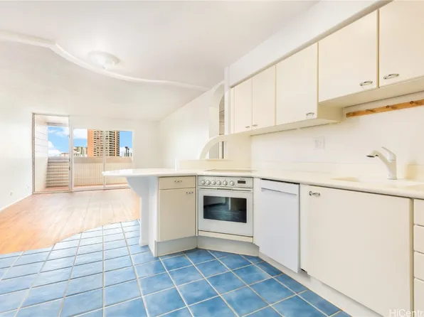 1099 Ala Napunani St APT 803, Honolulu, HI 96818