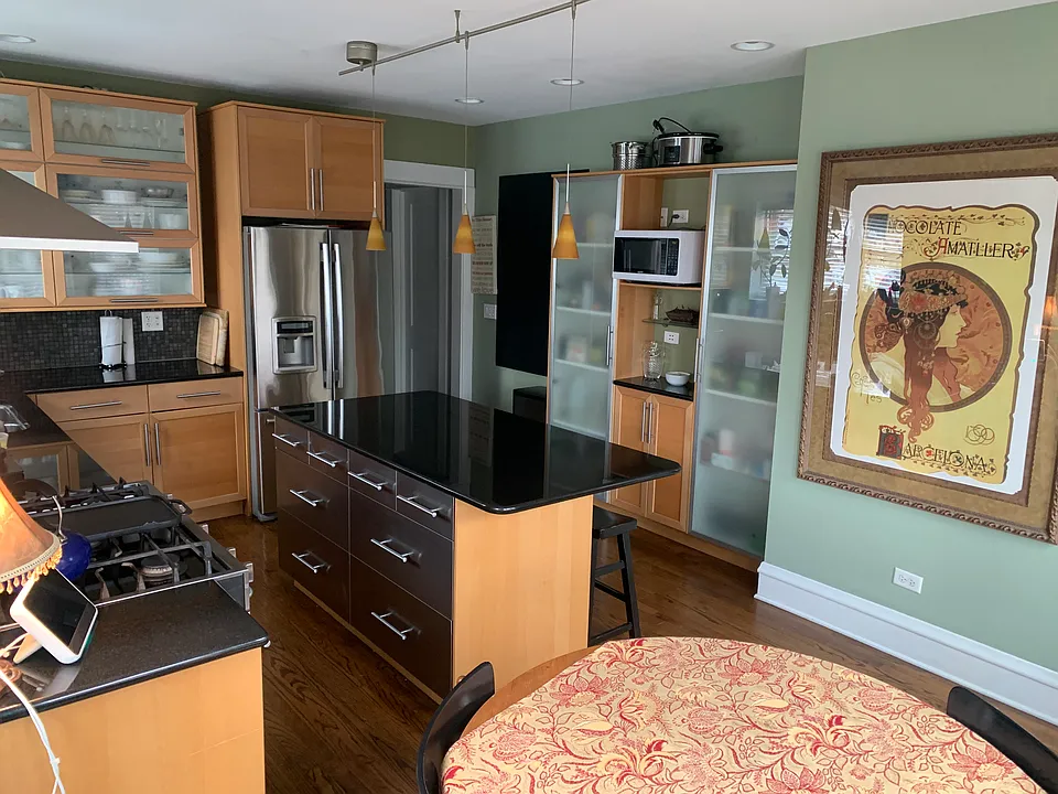 Bright Kitchen. Dine in with all you need to cook.