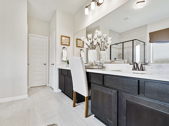 Dual sinks in owner s bath