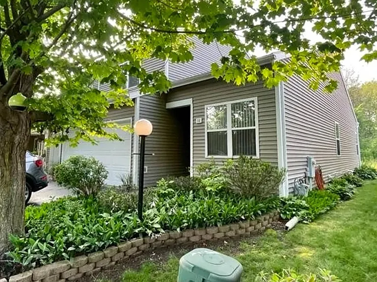 98 Harvard Rd — Photo 3