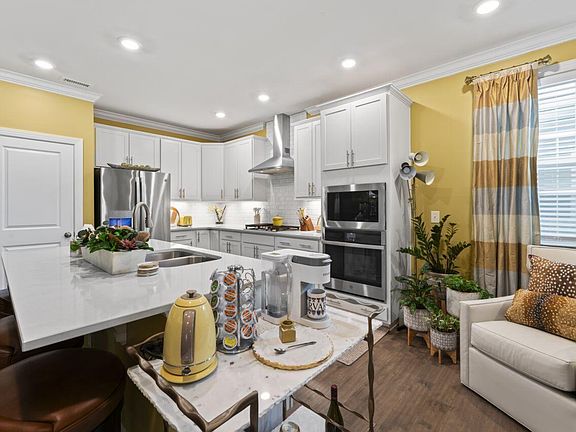 4th image of 6142 Giddings St