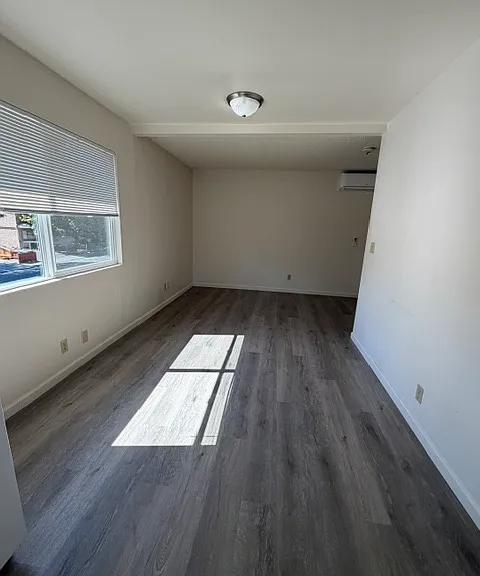 704 SE 9th St #A — Photo 3