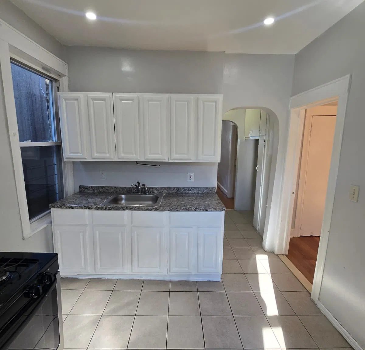 3 bed, 1000 sqft, $2,500 — Photo 2