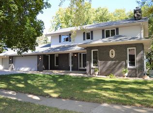 906 Karen Dr, Yankton, SD 57078