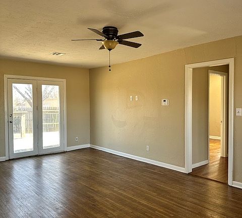 3rd image of 3145 Lakeside Dr #1