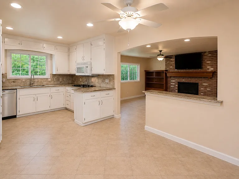 718 E San Jose Ave — Photo 6