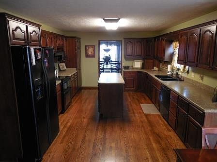 4th image of 225 Abbott Ln