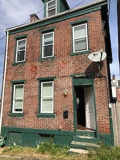 3 bed, 1300 sqft, $2,400 — Photo 2