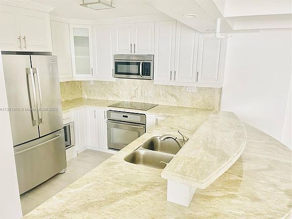 3rd image of 1621 Collins Ave APT 907