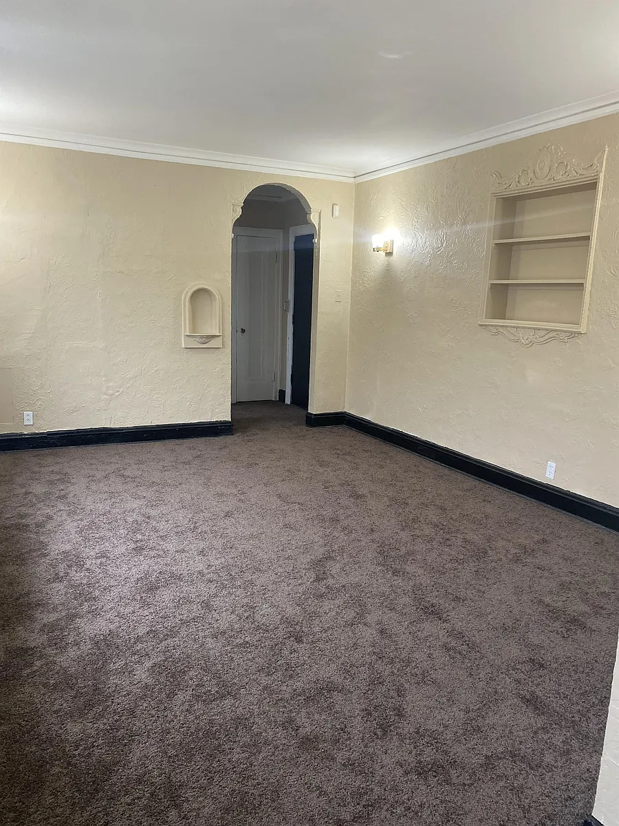 Building Photo - 1123 E 82nd St #206