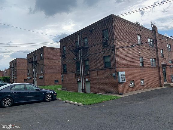2nd image of 907 E Cliveden St #1
