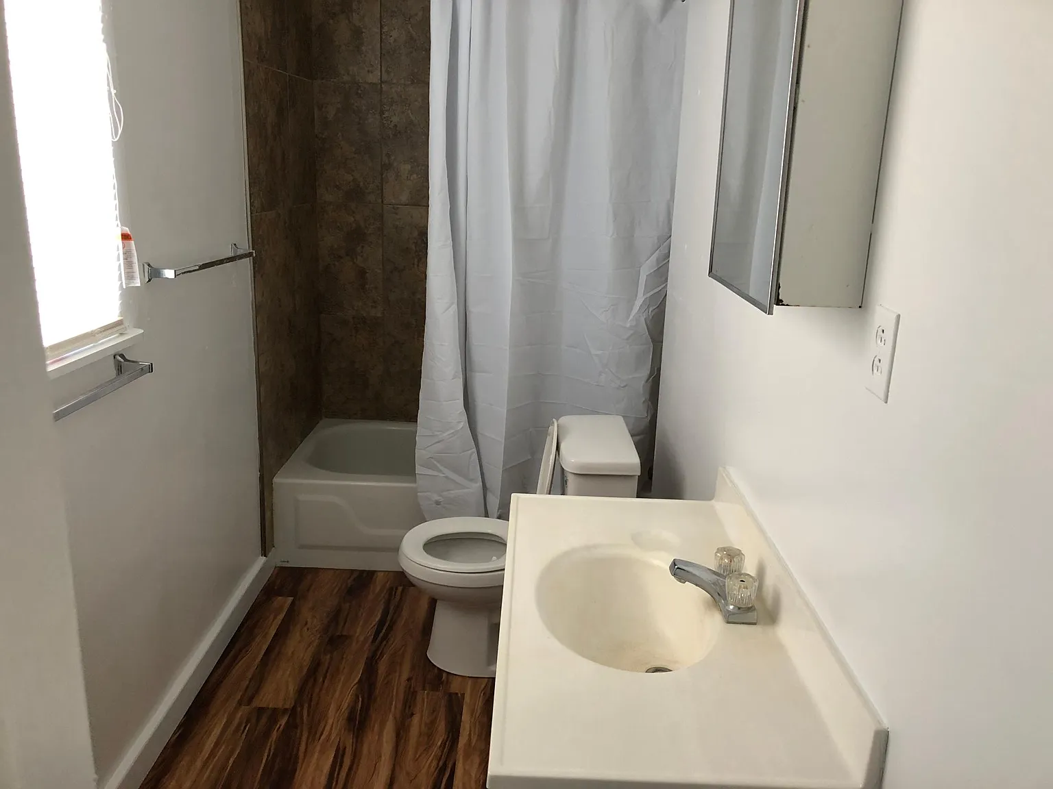 3 bed, $1,200 — Photo 3