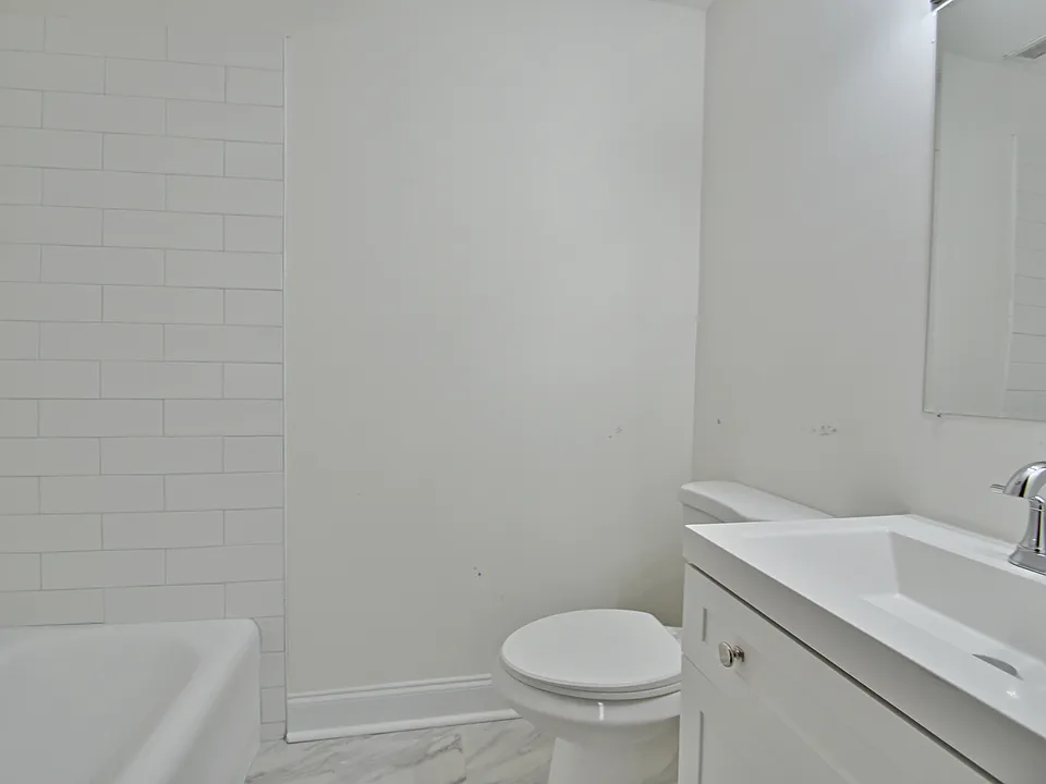 Full Bathroom with tile shower