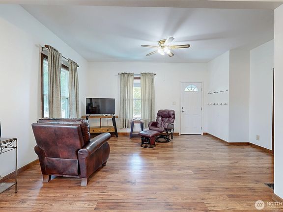 3rd image of 1014 W Chestnut