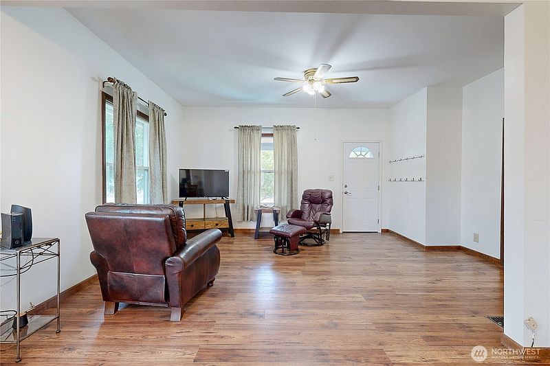 3rd image of 1014 W Chestnut