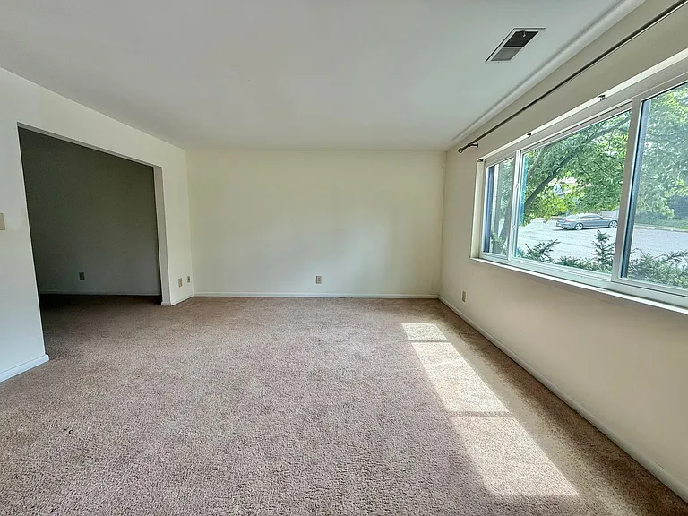 319 Harvest Dr — Photo 5