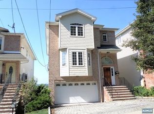 455 5th St, Palisades Park, NJ 07650