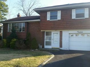 14 Eton Pl, Plainview, NY 11803