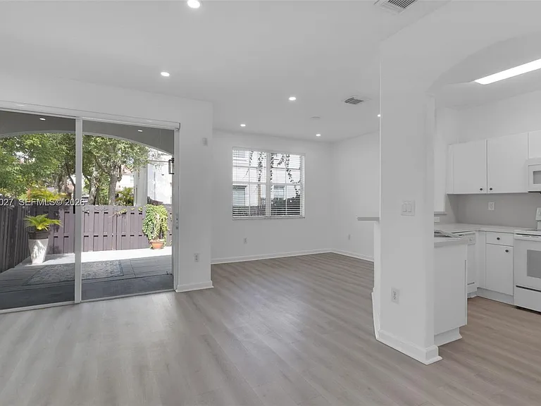 8165 NW 108th Ave — Photo 3
