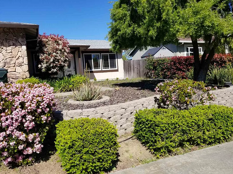 137 Seaview Dr — Photo 2