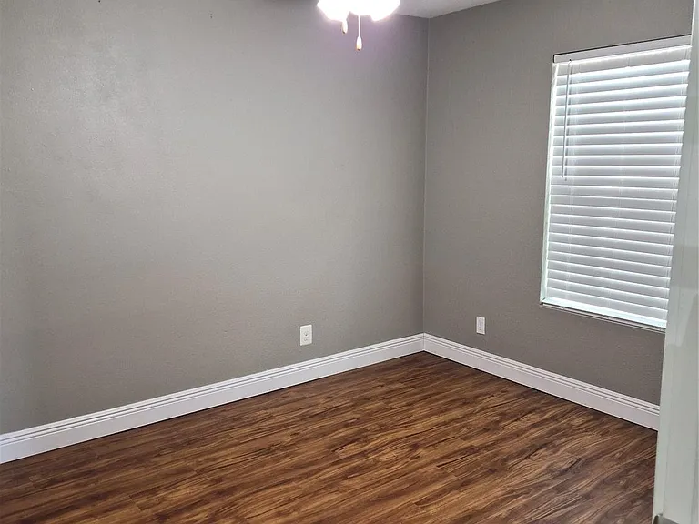 209 Florence St — Photo 15