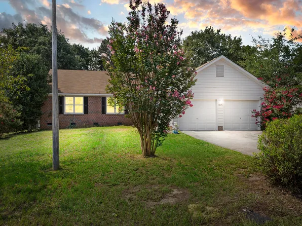 5804 Bear Creek Cir, Fayetteville, NC 28304