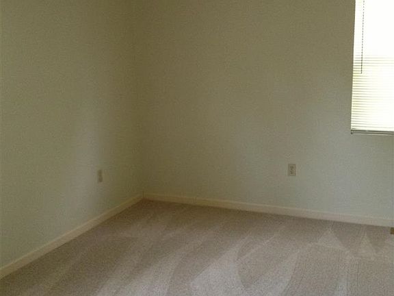 4th image of 18 Cherry Hill Dr