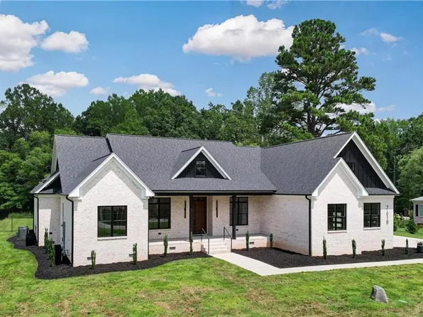7618 Pemberley Dr, Oak Ridge, NC 27310