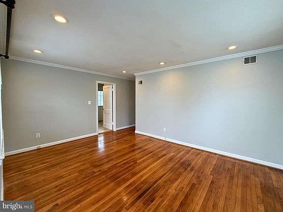 3rd image of 6825 Westmoreland Rd