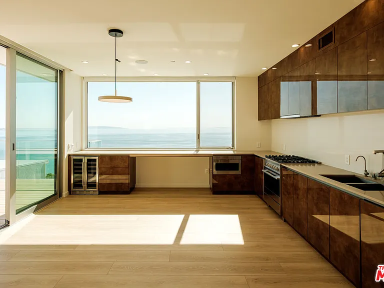 18225 Coastline Dr — Photo 4