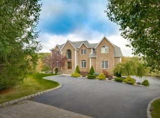 5 Lakeview Ct, Pomona, NY 10970