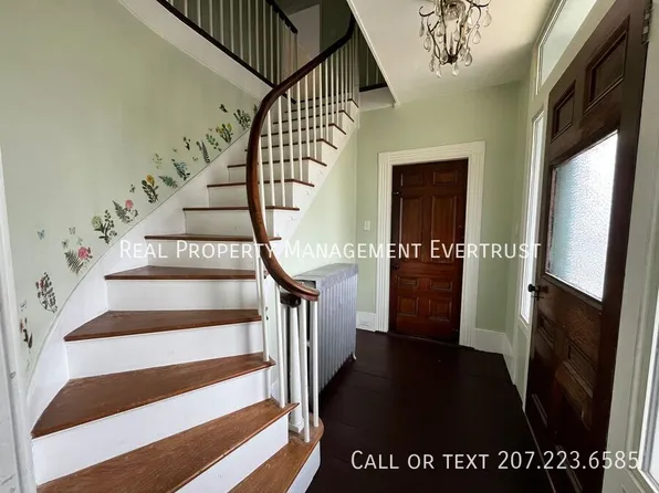 98 Main St, Winthrop, ME