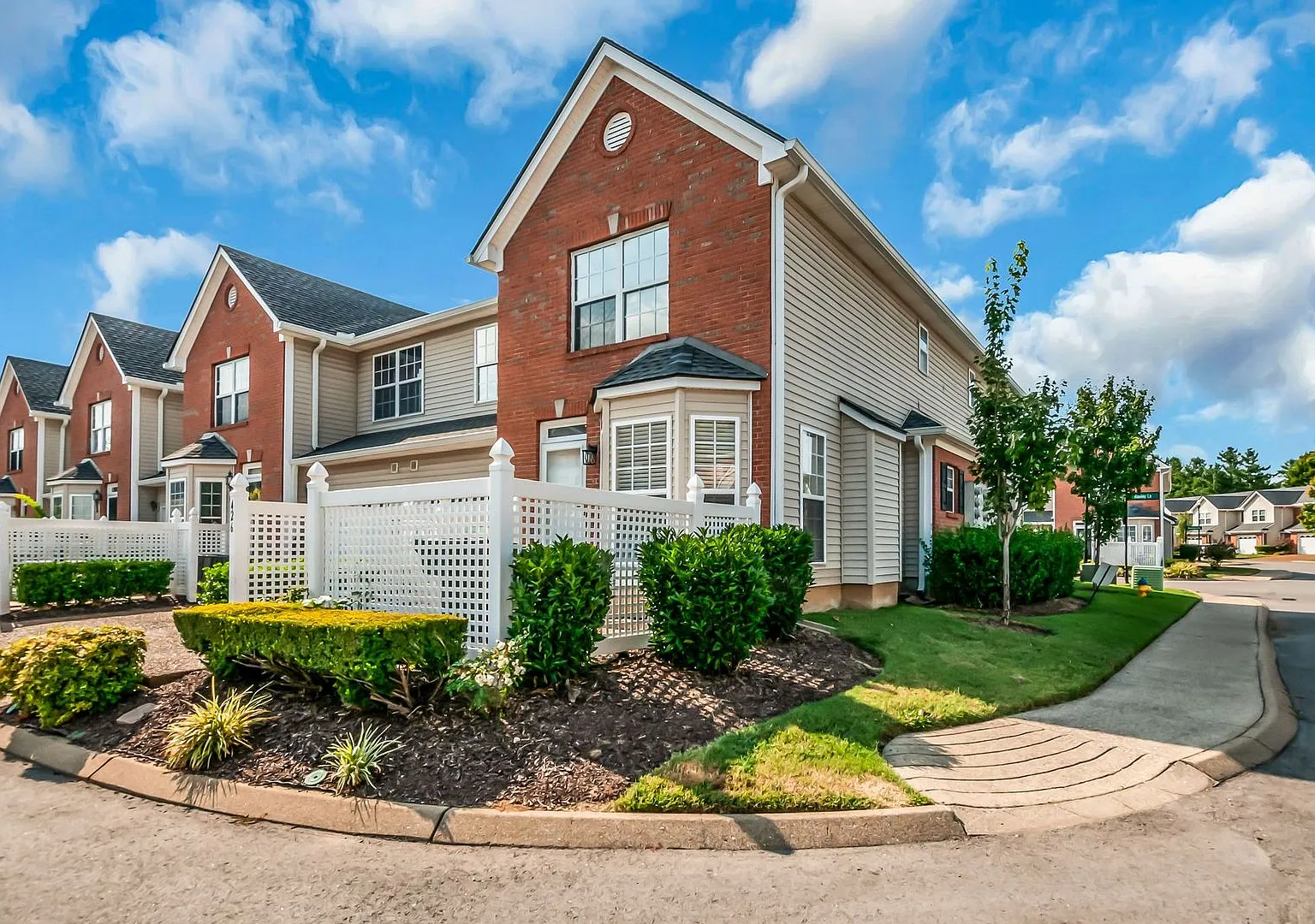 Charming Townhome Living in Fieldstone Farms — Photo 3