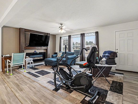 3rd image of 3621 W Woodview Dr