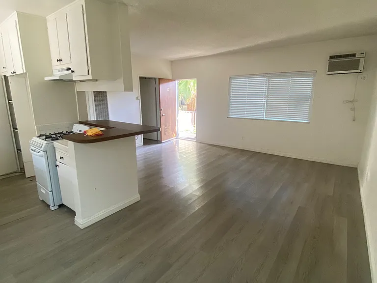 626 E Chevy Chase Dr — Photo 2