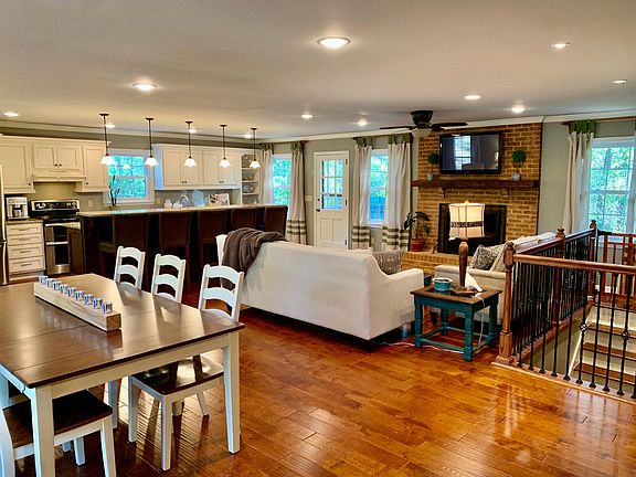 2nd image of 515 Creekview Cir