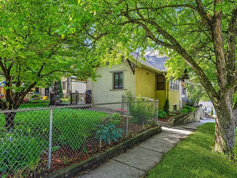 102 E Broadway St — Photo 5