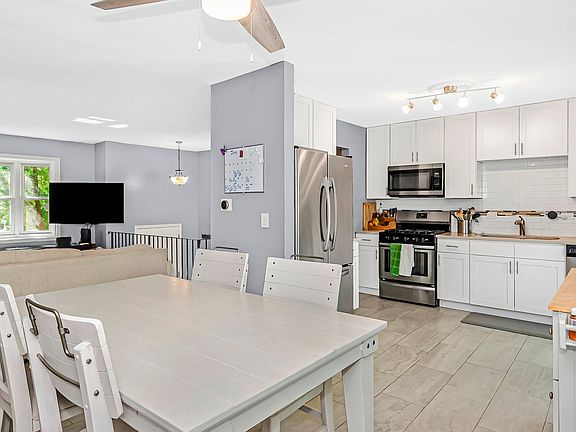 4th image of 132 Larchmont Way
