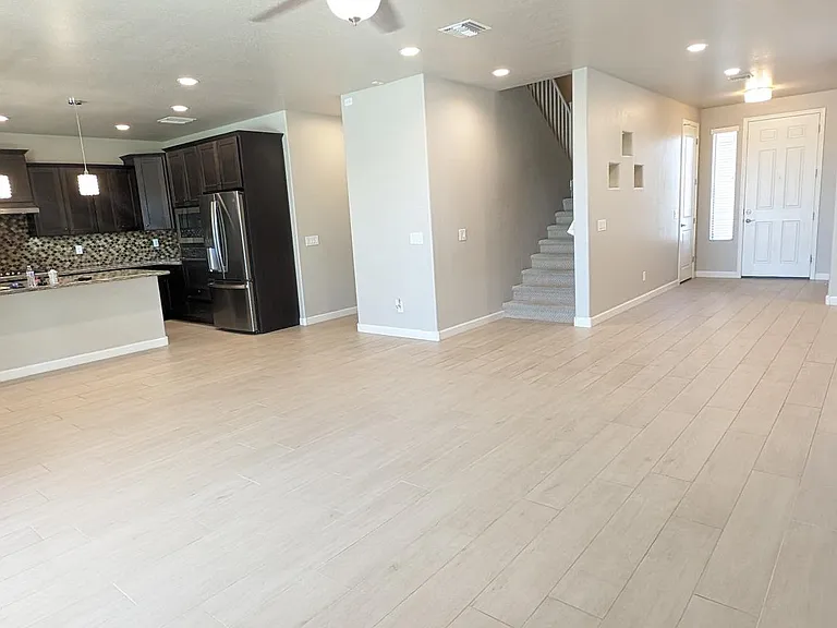 2119 E Kings Ave — Photo 5