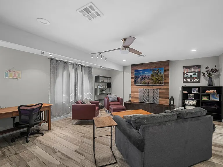 208 E Oxford Dr — Photo 15